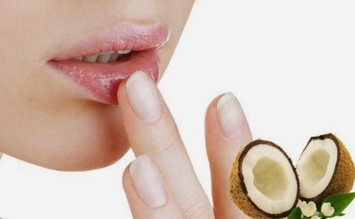 trị thâm môi bằng dầu dừa
